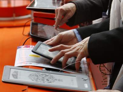 Asistentes a la Feria del Libro de Fráncfort prueban ebooks y ereaders