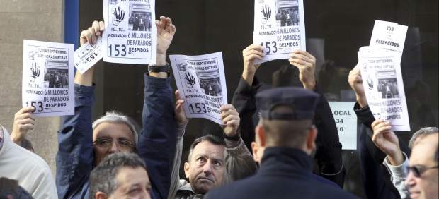 Concentración por 153 despidos en AUZSA