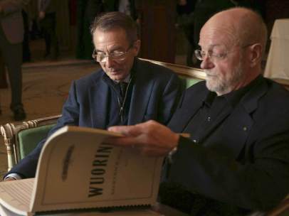 Fotografía facilitada por el Teatro Real de Charles Wuorinen (d), compositor de la ópera "Brokeback Mountain", junto al director artístico Gerard Mortier.