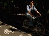 Elegancia sobre las ruedas de la bicicleta Elegancia sobre las ruedas de la bicicleta