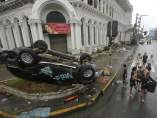 Coches volcados por el paso de 'Haiyan'