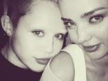 Miley Cyrus y Miranda Kerr Miley Cyrus y Miranda Kerr