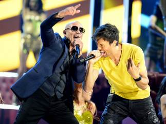 Enrique Iglesias canta a dúo con Pitbull