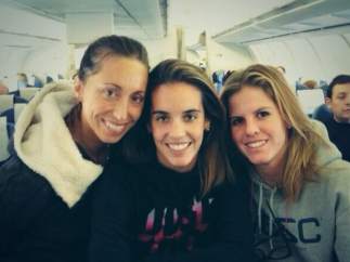 Ona Carbonell posa con Gemma Mengual y Paula Klamburg