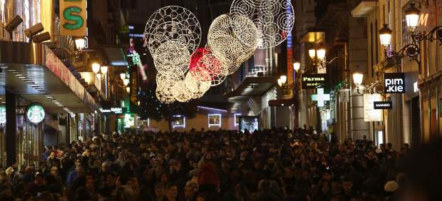 La calle Preciados, brillante en Navidad