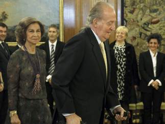 El rey reaparece con muletas