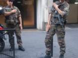 Militares franceses haciendo la 'quenelle' Militares franceses haciendo la 'quenelle'