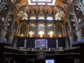 Vista del parqué de la Bolsa madrileña. Al fondo, el panel informativo con el IBEX 35
