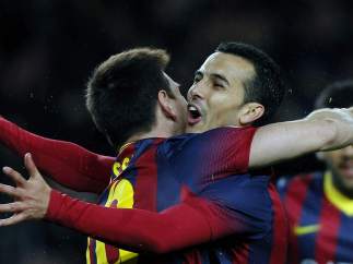 Leo Messi abraza a Pedro