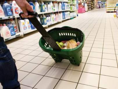 Un consumidor en el supermercado