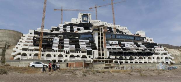 Greenpeace pinta de negro el hotel El Algarrobico