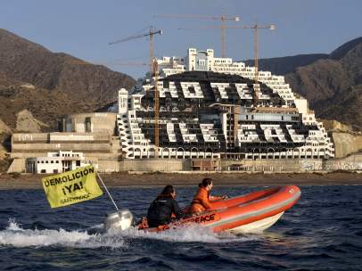 Piden la demolición de El Algarrobico
