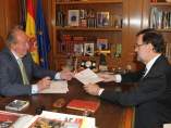 El rey abdica El rey abdica