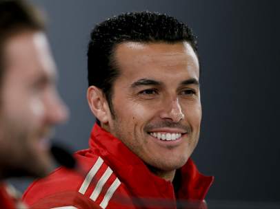 Pedro se ríe con Mata en una rueda de prensa