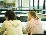Dos estudiantes en clase Dos estudiantes en clase