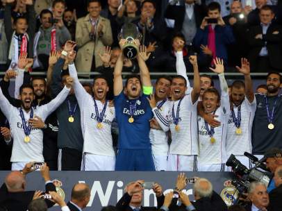 Casillas levanta la copa