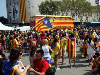 La plaza de Cataluña de Barcelona, llena de esteladas y senyeras