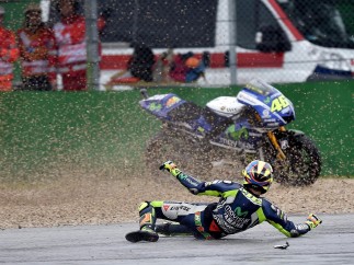 Valentino Rossi sufre una caída