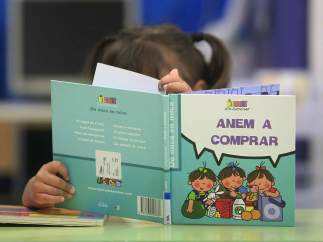 Una niña leyendo