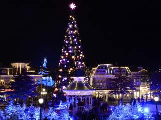 Árbol de Navidad de 24 metros de altura en Disneyland Paris.
