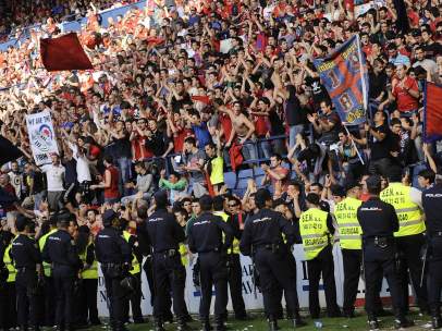 Hinchas de Osasuna con la Policía