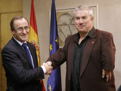 Alfonso Alonso y José Riquelme en la reunión con los afectados por la talidomida