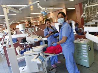 Estudiantes de grado en Odontología realizan prácticas en la clínica odontológica Complutense