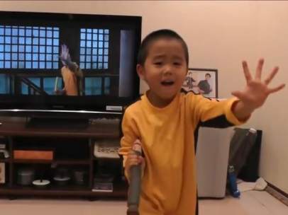 Niño que imita a Bruce Lee
