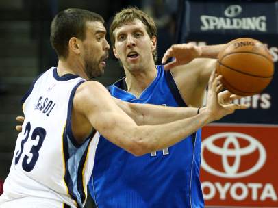Marc Gasol frente a Dirk Nowitzki en el partido que enfrentó a ambos