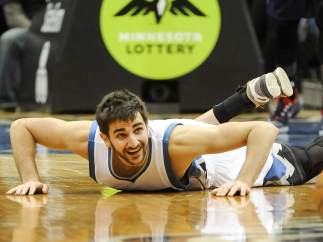 Ricky Rubio pelea un balón en su partido ante los Atlanta Hawks