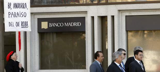 Un hombre protesta ante la sede del Banco de Madrid, intervenido este martes por el Banco de España. EFE/Chema Moya