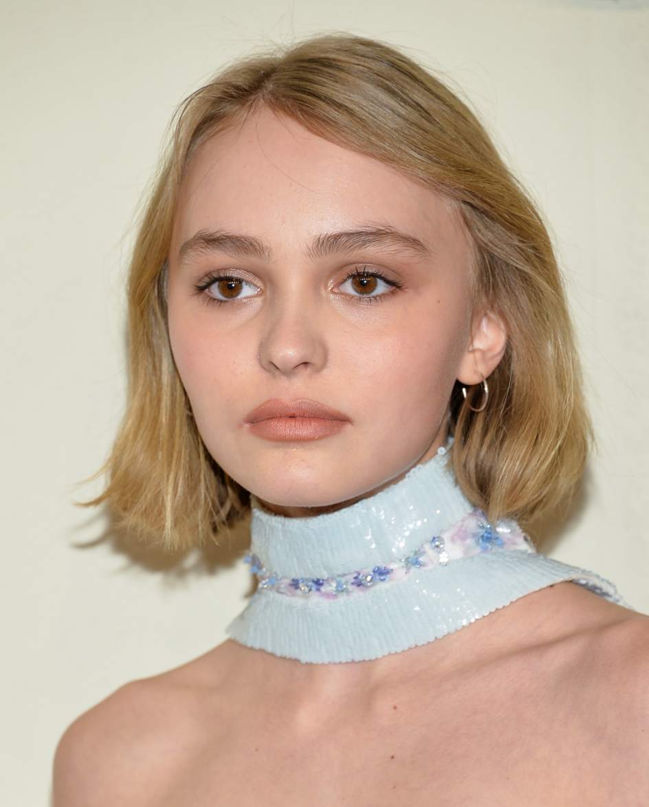 Lily Rose, la hija de Johnny Depp y Vanessa Paradis, posa por primera