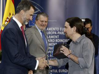 Pablo Iglesias regala al rey la serie 'Juego de tronos'
