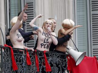 Femen irrumpe en la manifestación del Frente Nacional