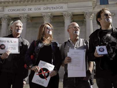 Más de 200 mil firmas contra el IVA cultural