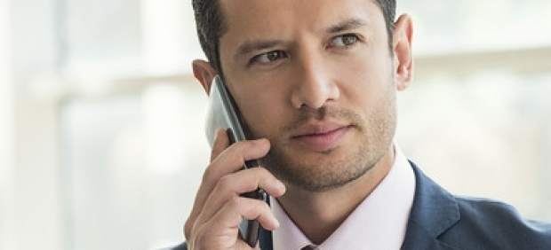 Un directivo hablando por su teléfono móvil