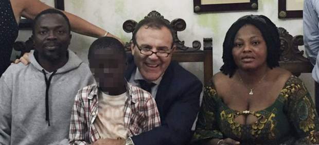 Adou, junto a sus padres