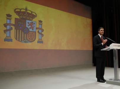 Bandera española en el acto de Pedro Sánchez