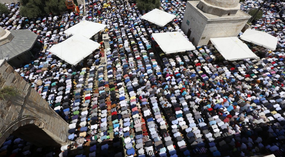 Miles fieles acuden a la mezquita de Al Aqsa