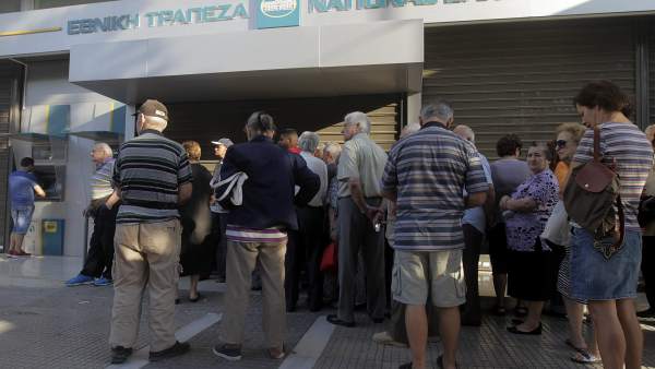 Colas en los bancos griegos (EFE/ORESTIS PANAGIOTOU)