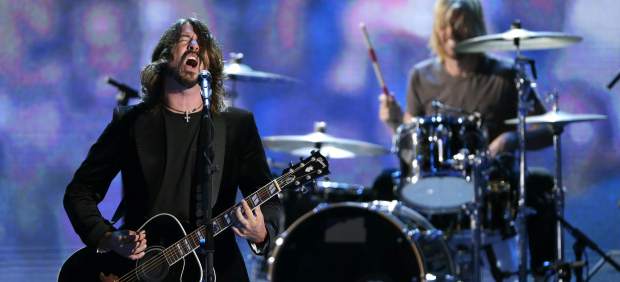 Dave Grohl (Foo Fighters) regresa a los escenarios en un trono tras su accidente en un concierto