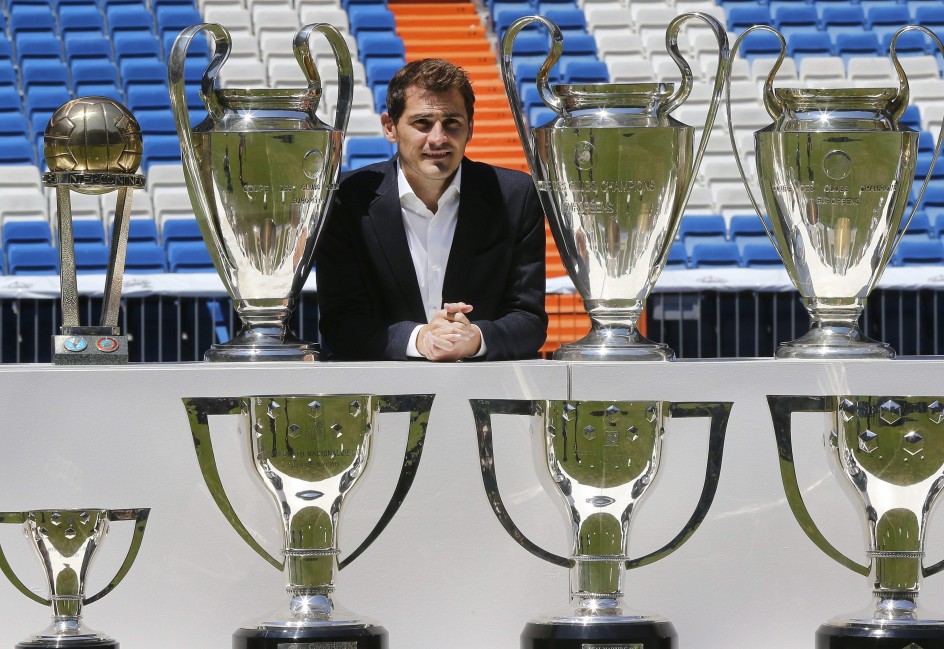 Casillas posa junto a los 19 trofeos conquistados con el Real Madrid