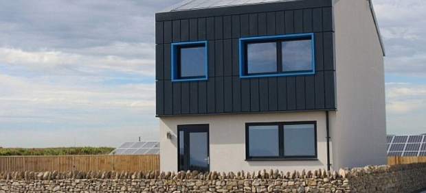 Levantan una casa que genera más energía de la que consume