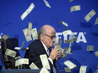 Lluvia de billetes para Joseph Blatter