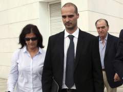 El empresario Joaquim Sumarroca (d, atrás) y su hija Susanna (i), a su salida de los juzgados tras ser detenidos ayer junto a su sobrino Jordi Sumarroca