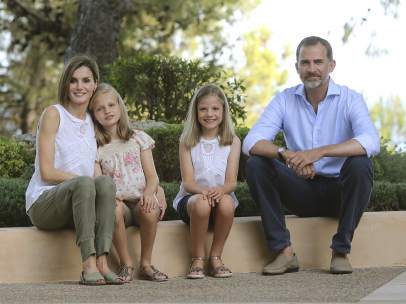 La Familia Real posa unida en Marivent