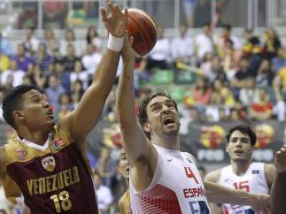 Pau Gasol entrando a canasta.