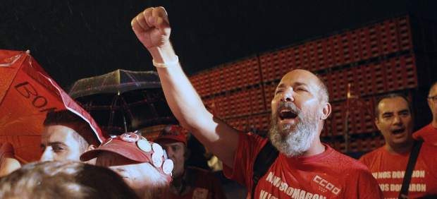 Empleados de Coca-Cola entran en la fábrica de Fuenlabrada entre muestras de apoyo