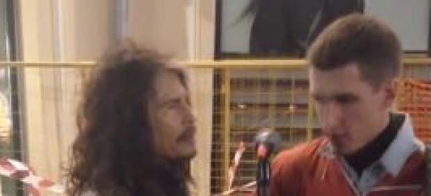 Steven Tyler sorprende a un músico callejero cantando junto a él uno de sus temas de Aerosmith