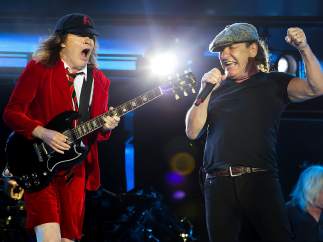 Angus Young (izq) y Brian Johnson (dcha.) de AC/DC durante una actuación